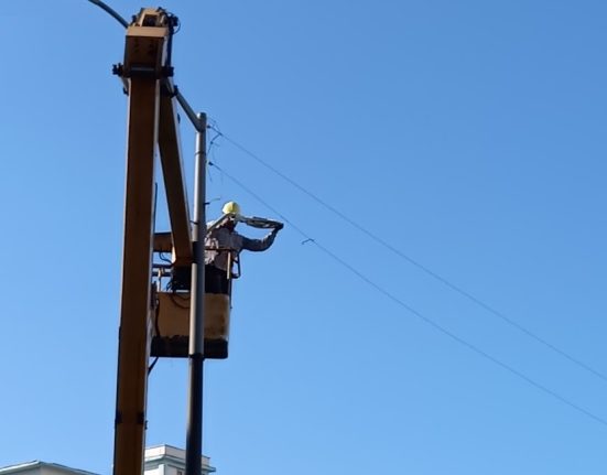 Compañía de electricidad. (Foto © Periódico Cubano)