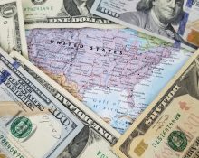Billetes de dólares sobre un mapa de EEUU. (Foto © Periódico Cubano)