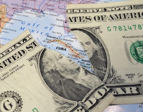Imagen ilustrativa de un billete de dólar. (Foto © Periódico Cubano)