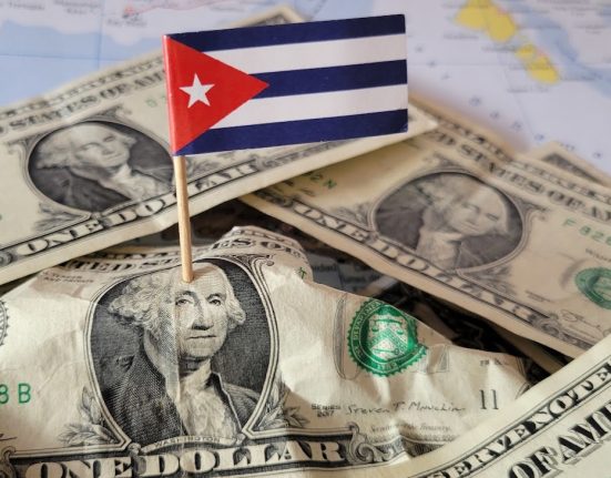 Dólares en Cuba. Foto © Periódico Cubano